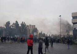 موقع ايراني: احتجاج ب12 مدينة وشعارات ضد خامنئي وإحراق المباني الحكومية والمصارف