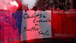 إضراب واحتجاجات حاشدة تشل الحركة في فرنسا