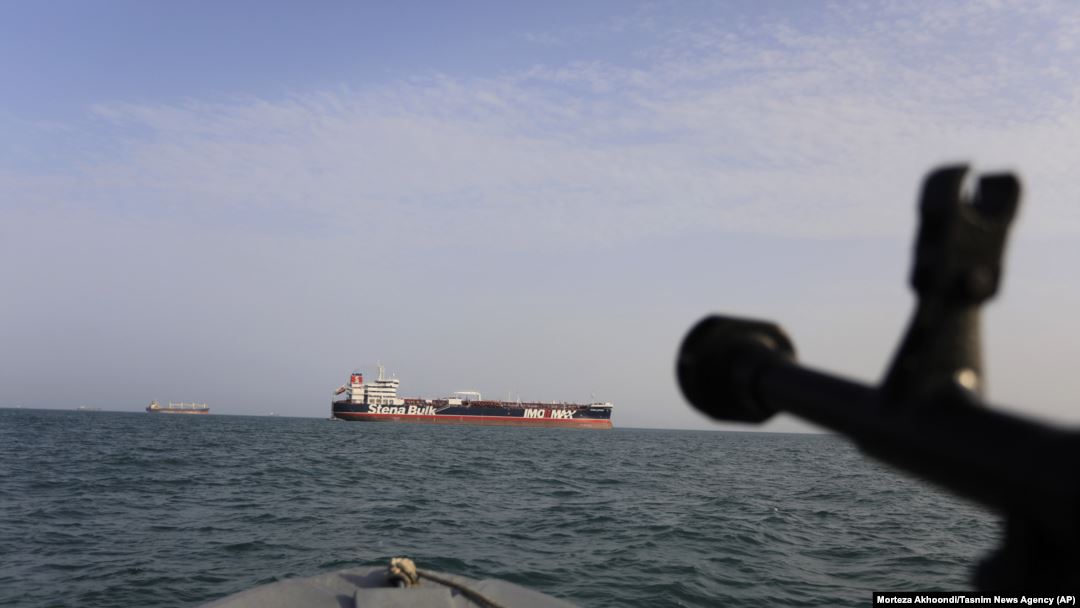 فيديو.. لحظة احتجاز ايران سفينة النفط العراقية