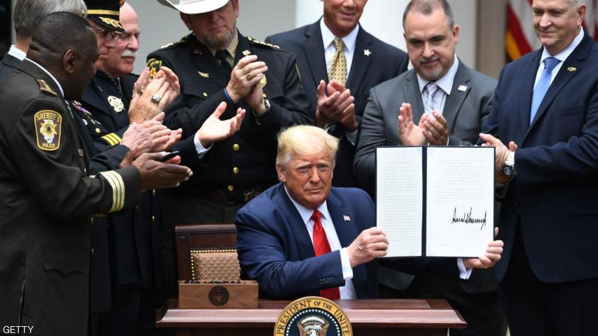 ترامب يوقع قرار رفع دولة عربية من قائمة "الإرهاب"