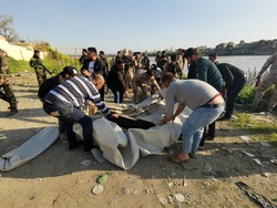 صور.. العثور على جثة جديدة لضحايا العبارة في الموصل