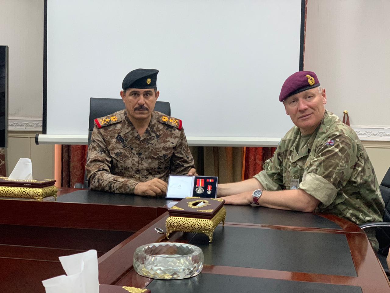 ضابط عراقي كبير يحصل لأول مرة على وسام الاكاديمية البريطانية على مستوى بلاده والعرب